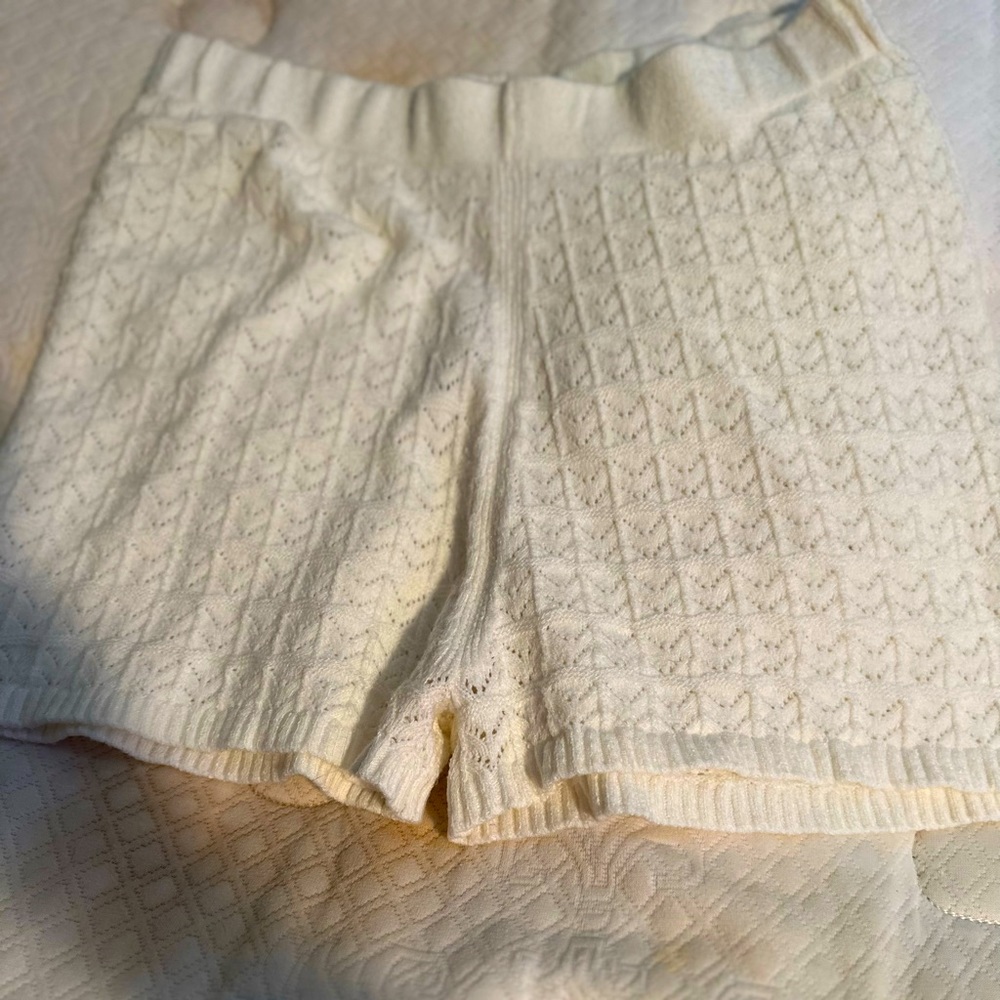 Cute knitted white shorts